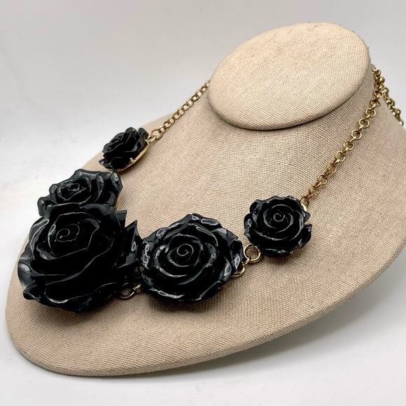 Vintage Graduated Black Resin Roses Necklace - Picture 5 of 13